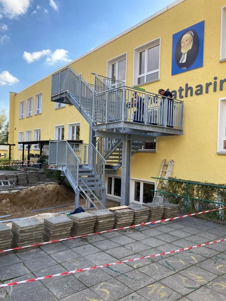 Außentreppe an einem Bestandsgebäude