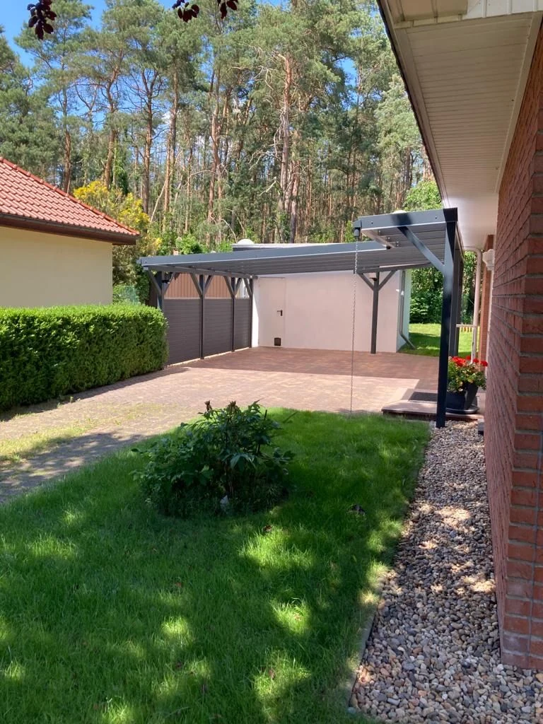 Carport am Wohnhaus