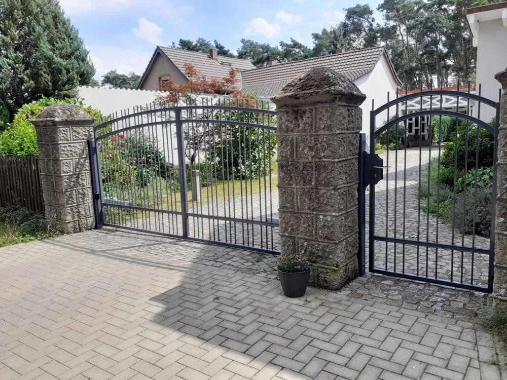 Einfahrtstor zwischen Mauerpfeilern